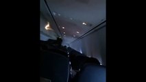 داخل الطائرة.. رد فعل الركاب عندما تمر الطائرة بمطبات هوائية