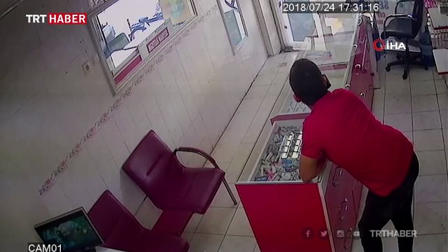 Kız kardeşler cep telefonu bayisini çekiçle bastı