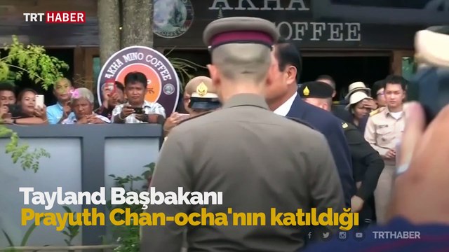 Tayland Başbakanı kabine toplantısında bereket için sallandı