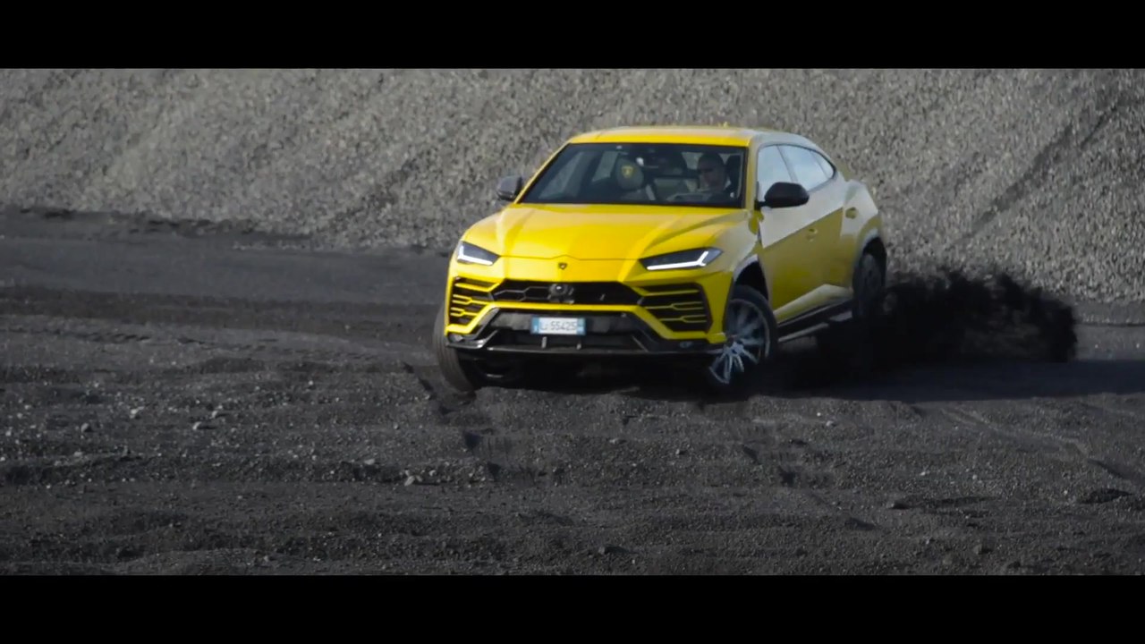 Lamborghini Urus Super SUV auf Straßen von Island