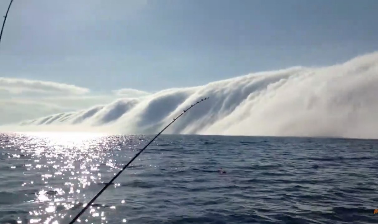 Une tempête impressionnante s'apprête à engloutir un pêcheur.... Flippant !