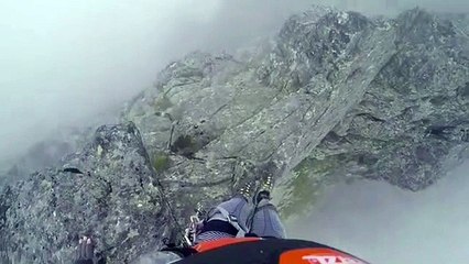 L'énorme frayeur d'un homme qui marche sur la crête d'une montagne !
