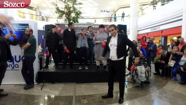 İZEV'li gençler, Atatürk'ün huzurunda şarkılar söyledi