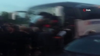 Yolcu Otobüsü Tıra Çarptı: Çok Sayıda Yaralı Var