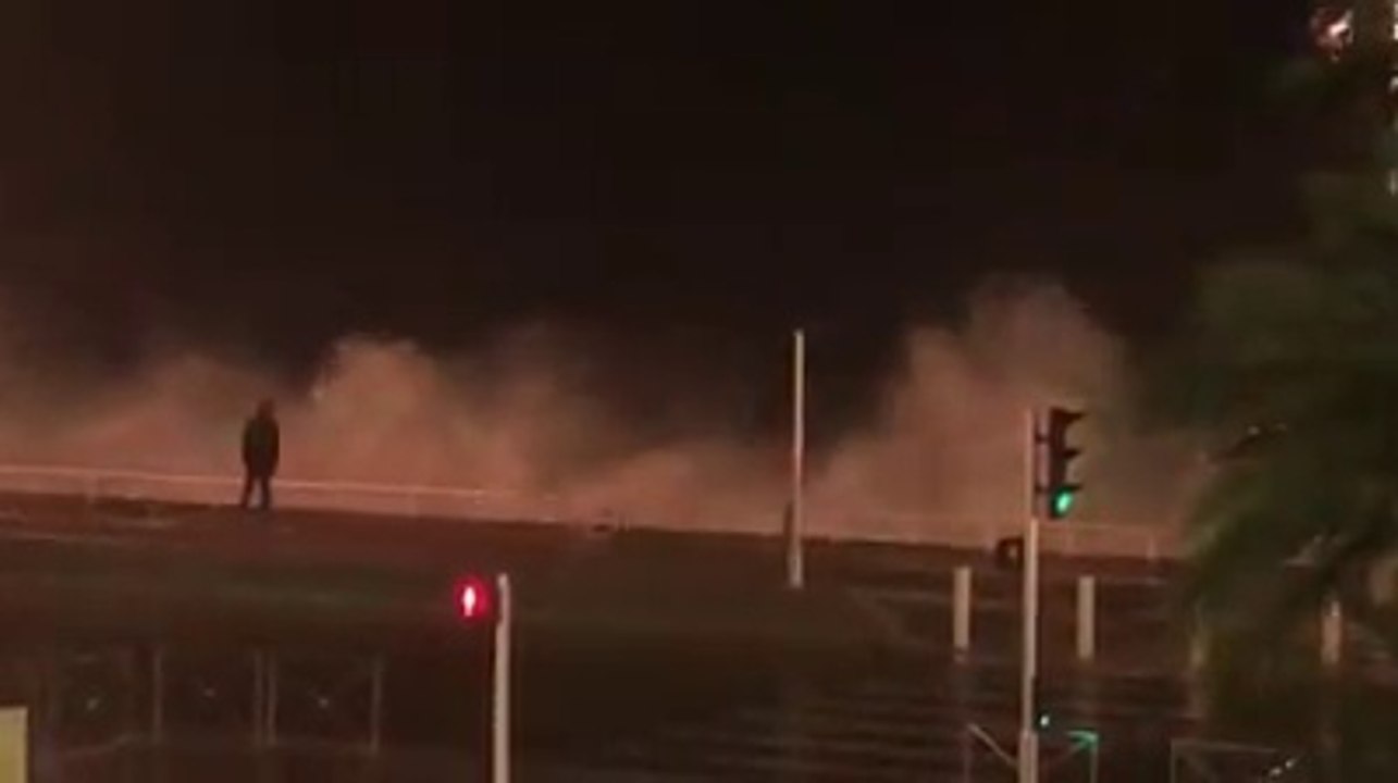 Un homme manque de se faire emporter par une vague à Nice.