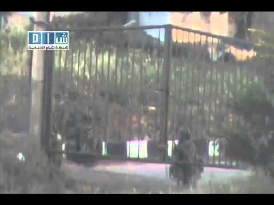 مدرعات الجيش السوري تقتحم درعا فجر الاثنين