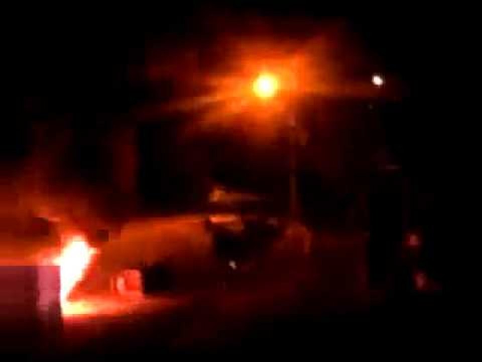 محتجّون تونسيون يضرمون النار بأحد شوارع العاصمة