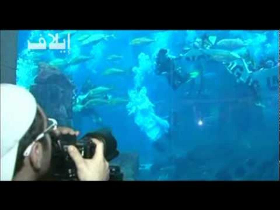 أول عرض أزياء تحت الماء في دبي