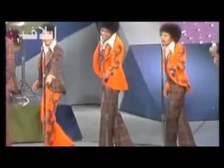 "آل جاكسون" كرَّموا شقيقهم في أبو ظبي