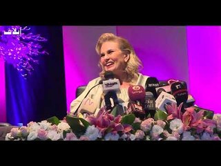 يسرا تشعل لقائها مع طلاب الجامعة العربية بثلاث دقات