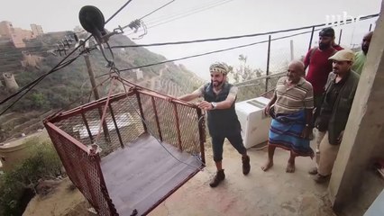 مغامرة ياسا في تجربة الركوب بالتلفريك البدائي