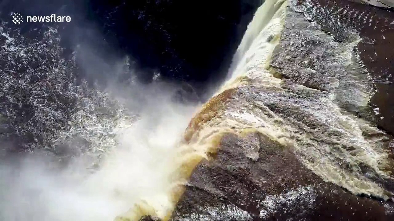 Plongeon en Kayak dans une cascade de 33m de haut !