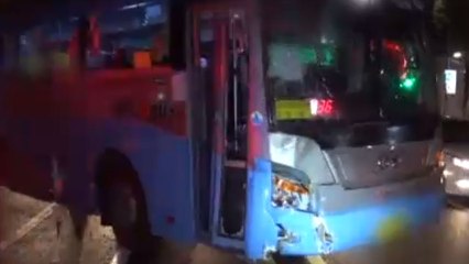 광역버스와 트럭 추돌사고...2명 부상 / YTN