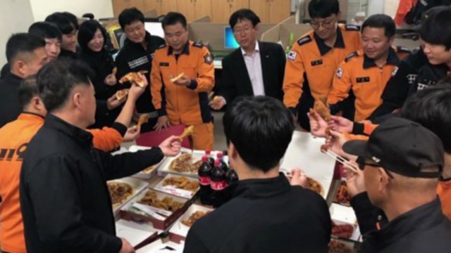 [좋은뉴스] 소방관들에게 치킨·피자 선물한 시민들 / YTN