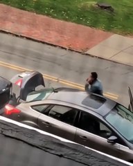 L'assurance au téléphone.. il craque en pleine rue en hurlant !