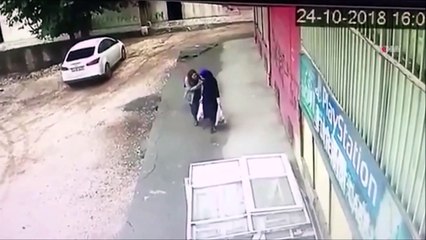 Des piétons se font soudainement avaler par un trou sur un trottoir