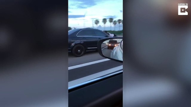 Un homme couché sur le capot d'une voiture qui roule à 130 sur l'autoroute... fou