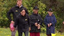 Meghan schlägt Harry im Gummistiefel-Weitwurf