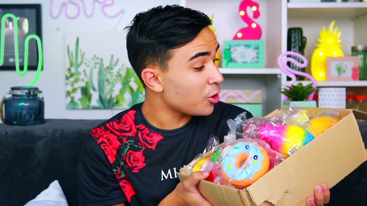 JE DÉCOUPE DES BALLES ANTI STRESS DANS UN BLENDER !! JustJonathan