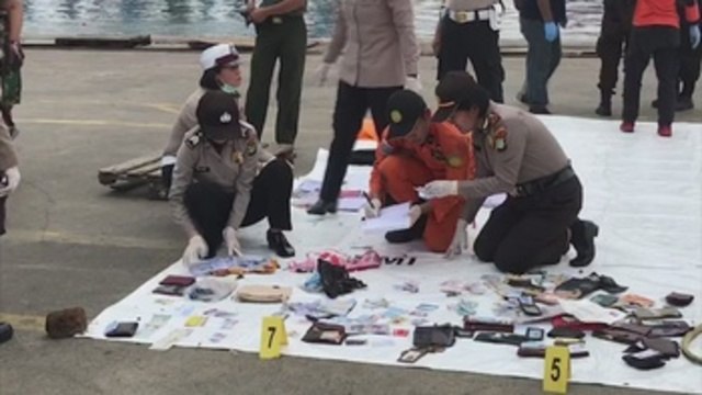 Indonesia se centra en recuperar las cajas negras de avión accidentado