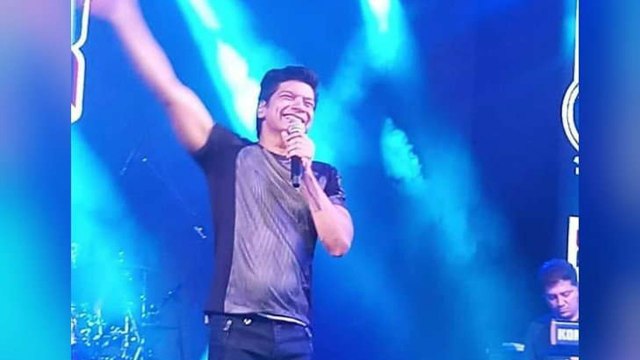 Singer Shaan pelted with stones, paper balls for singing Bengali song | OneIndia News