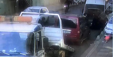 Çekiciden Düşen Araçla Minibüs Arasında Kaldı