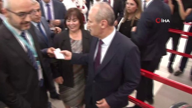 Ulaştırma ve Altyapı Bakanı Cahit Turhan, İstanbul Havalimanı'ndan yapılan ilk uçuşa katılan yolcuları uğurluyor. Hava Trafik Kontrol Kulesi'ne çıkan Bakan Turhan, yetkililerden bilgi alıyor.