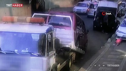 Çekiciden düşen araçla tamir ettiği minibüsün arasında sıkışma anının görüntüleri ortaya çıktı