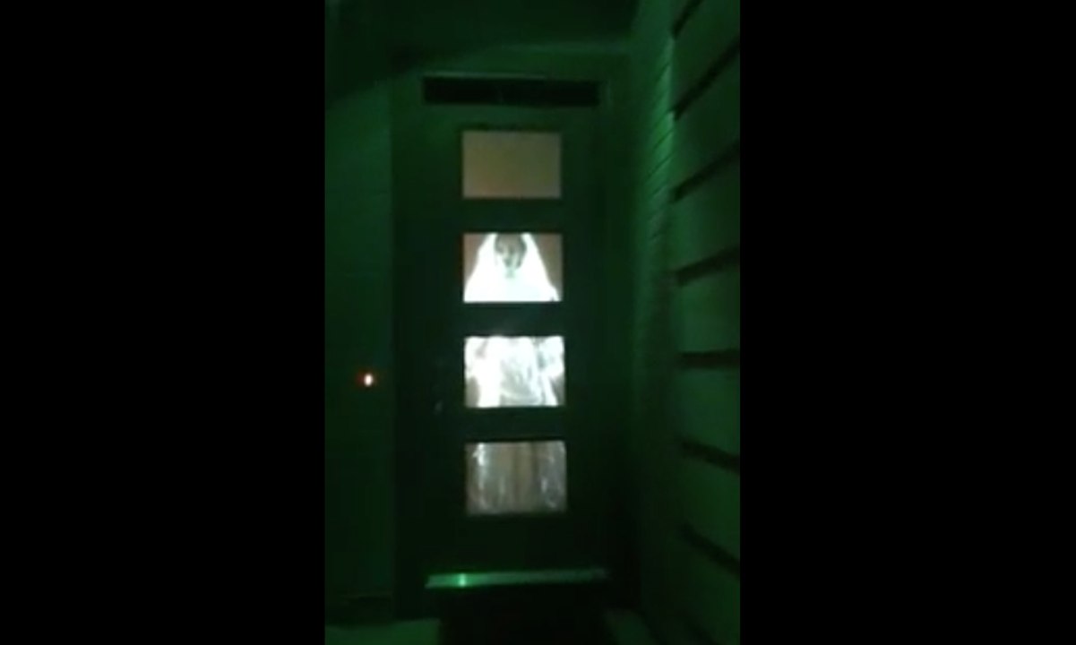 Halloween : il installe un dispositif terrifiant dans l'entrée de sa maison