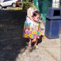 Une petite fille de 2 ans se déguise pour Halloween
