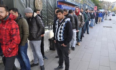 Kuyruk 1 kilometreyi buldu