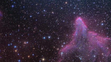 Imagen del Día de la NASA el Fantasma de Casiopea iluminado por una mosntruosa estrella gigante azul