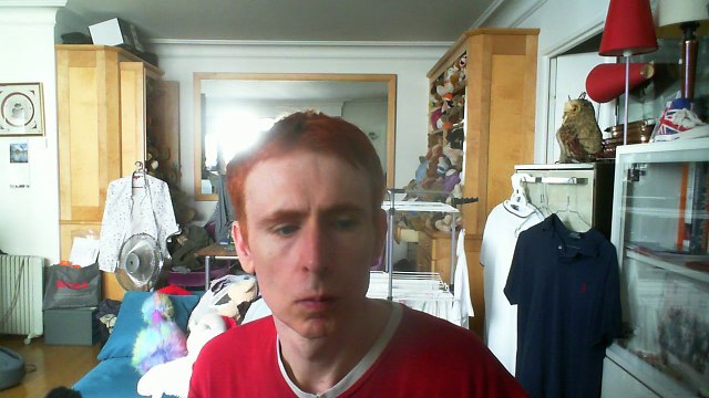 Wiwi égratigne trois oeillets rouges d'Anna Prucnal