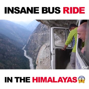 Ils roulent en bus sur la route la plus dangereuse du monde dans l'Himalaya