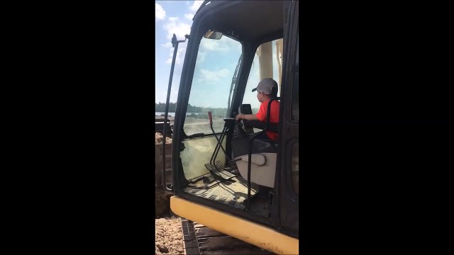 Cet ouvrier laisse son fils de 5 ans conduire sa pelleteuse... Le rêve de tout enfant!