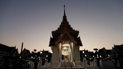 Vibrant hommage et funérailles bouddhistes pour le patron de Leicester