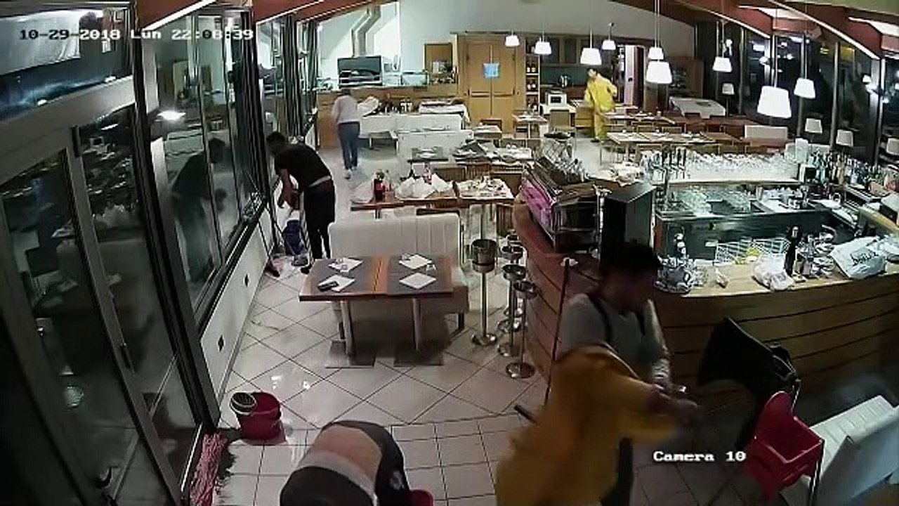 Italie : une vague détruit un restaurant dans la ville côtière Arenzano