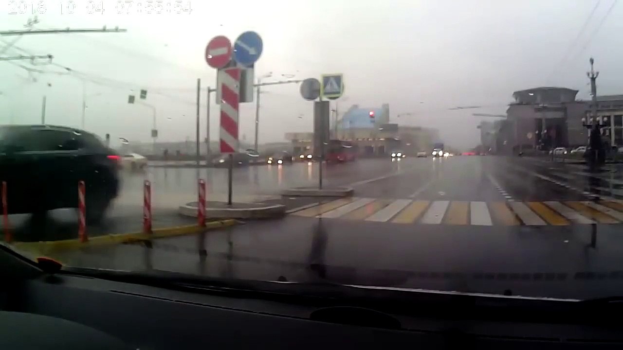 Une Audi se fait percuter par un bus !