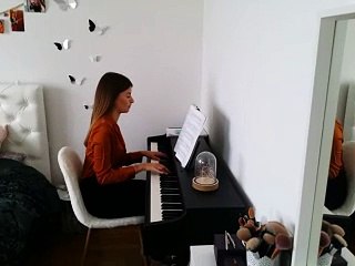 Alexandra au piano avant son passage dans l'émission The Voice Kids ce vendredi 2 novembre