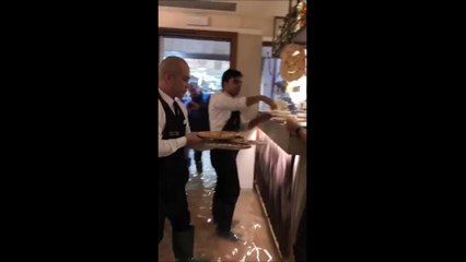 Cette pizzeria de Venise continue de servir ses clients malgré les inondations