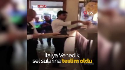 İtalya'da sel suları pizza servisini durduramadı
