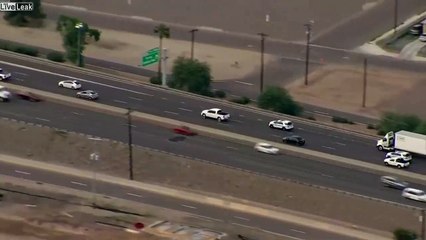 Un homme tire à la mitrailleuse à travers le pare-brise sur la police en pleine autoroute !