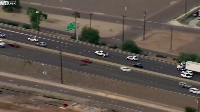 Un homme tire à la mitrailleuse à travers le pare-brise sur la police en pleine autoroute !