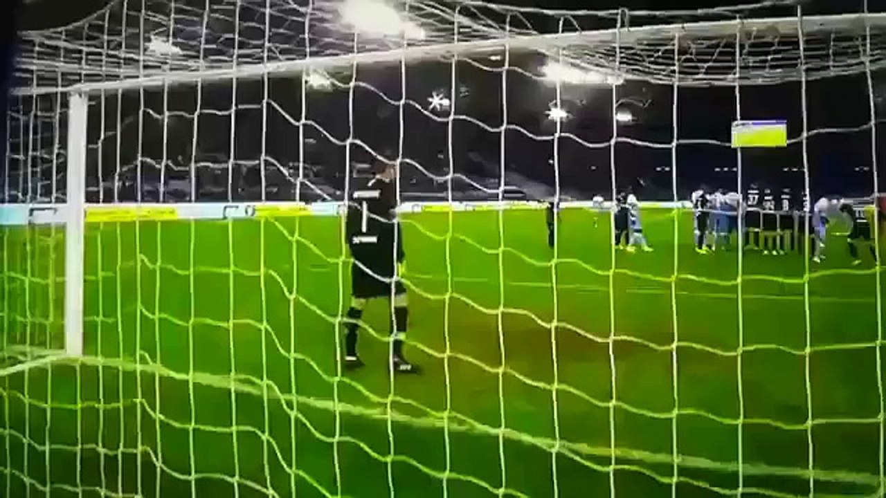 Brozovic volta a defender um livre de forma curiosa