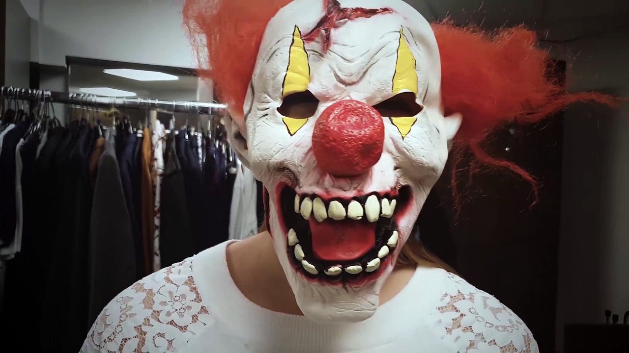Halloween : Cyril Hanouna et les chroniqueurs de TPMP piégés par un clown en coulisses ! (exclu vidéo)