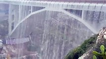 Italie  un pont transformé en cascade deau à Gagliano