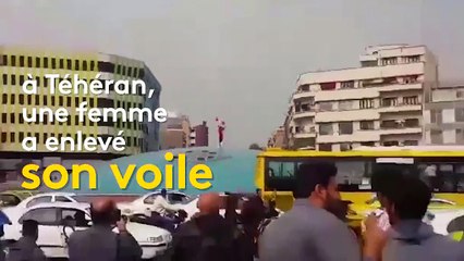 Iran : une femme enlève son voile en plein Téhéran