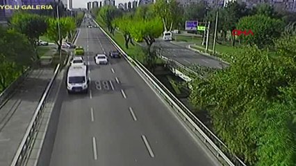 Bakırköy'de Midibüs Ağaca Çarptı 11 Yaralı