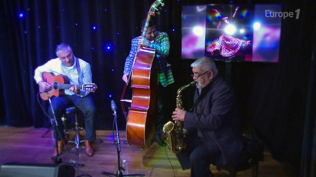 Démonstration de musique traditionnelle par le cirque Romanès sur Europe 1