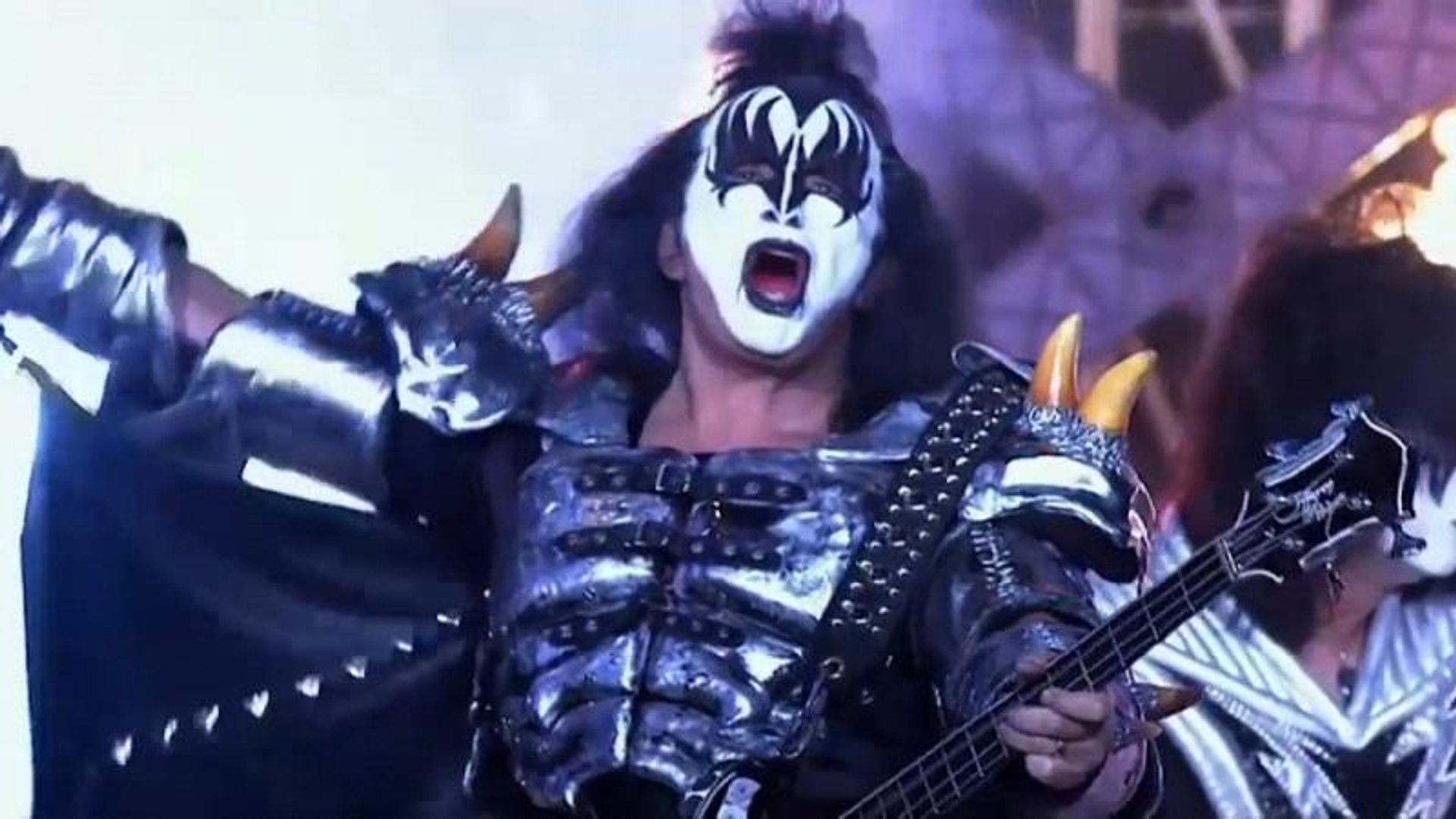 ⁣Kiss: прощальный поцелуй